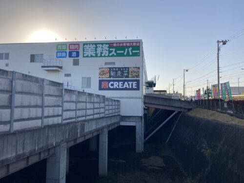 業務スーパーいずみ店駐車場側